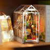 UA Juguetes – Casa Jardín – Escena en Miniatura de Madera para Sujetalibros